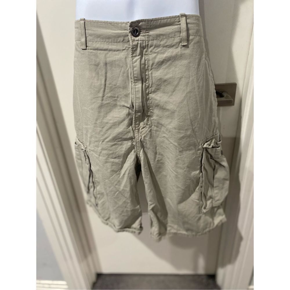 Levi Strauss cargo shorts kaki color 6 pockets men’s SZ 38 cotton